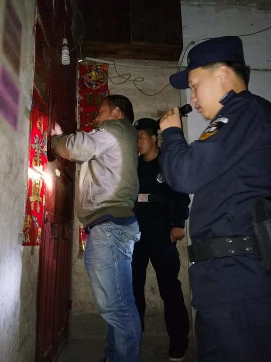 新乡粗心妈妈误将幼女锁家中 